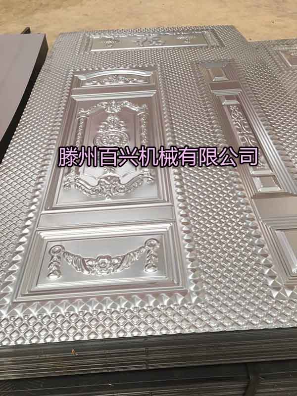 所壓好的門(mén)板