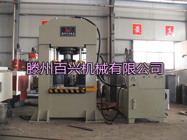 200噸龍門液壓機(jī)實(shí)圖