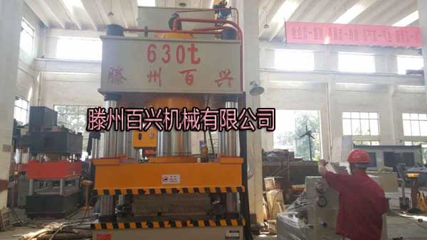 630噸下封門板壓花機(jī)實物圖